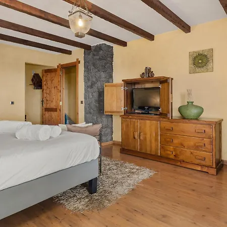 Karat Kanaria Адехе